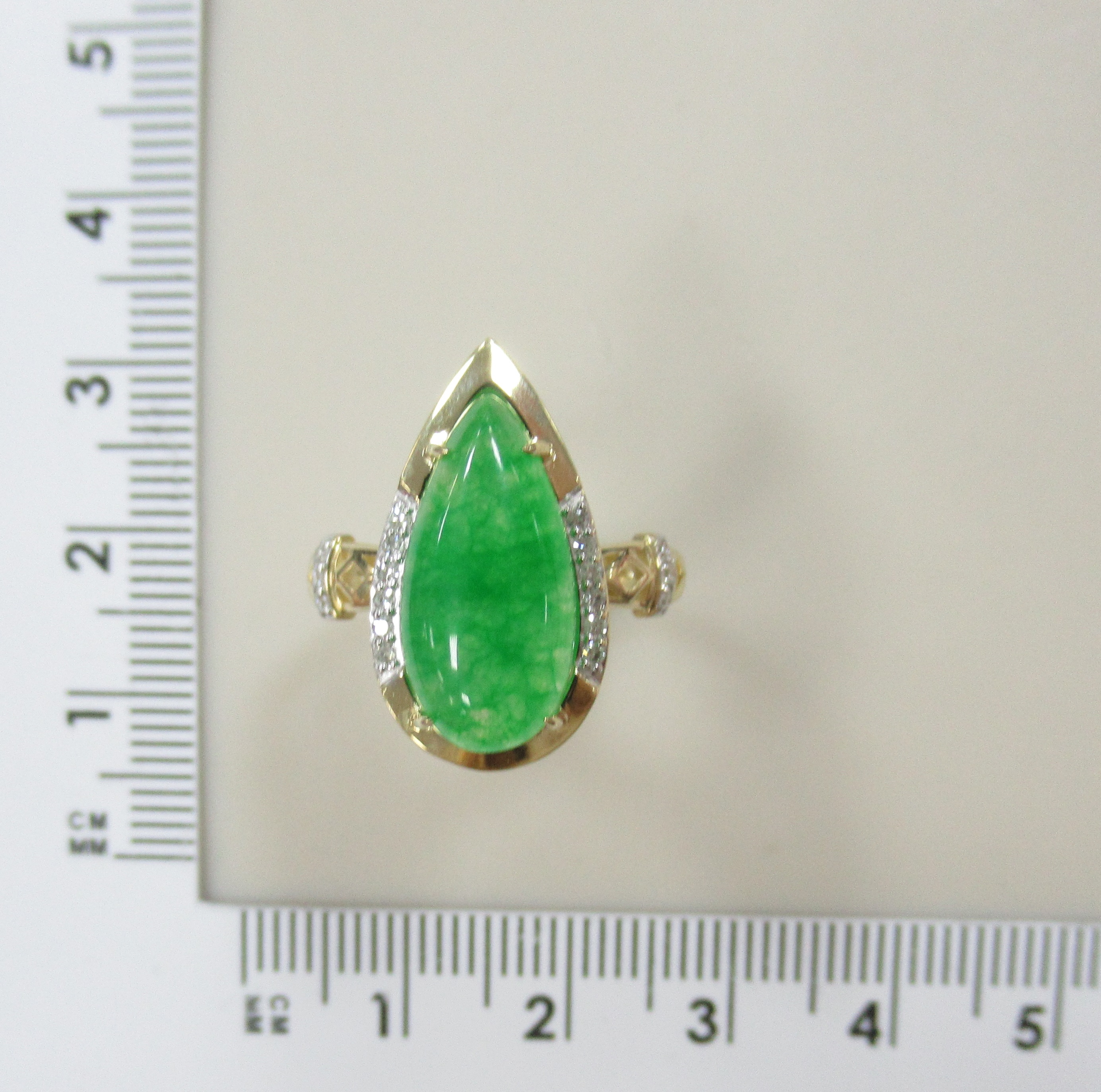 Кольцо из желтого золота с жадеитом